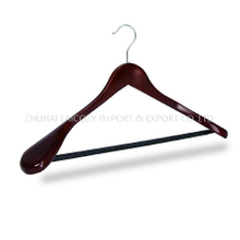 Percha de lujo de madera para trajes con barra